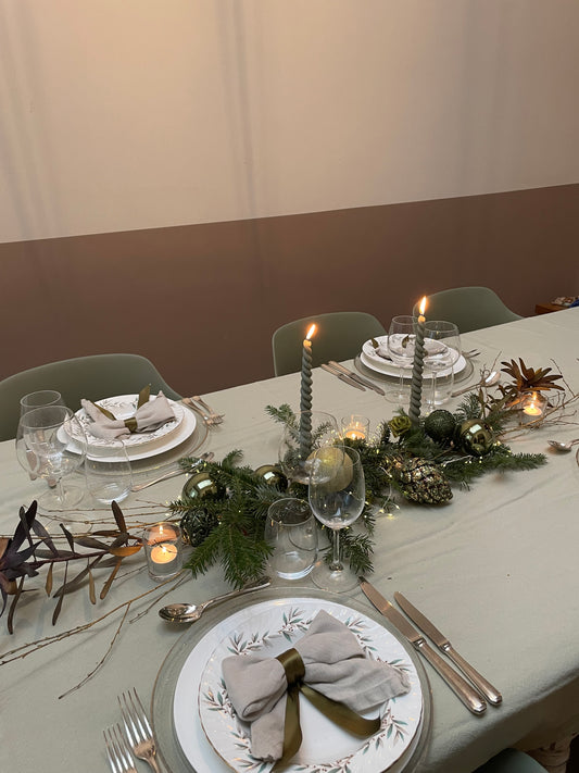 Groene kersttafelstyling, tafelstyling met kerstgroen, kersttafel