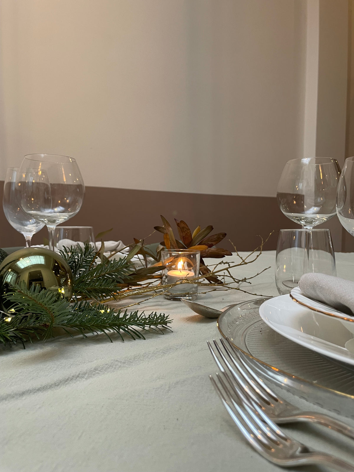 Groene kersttafelstyling, tafelstyling met kerstgroen, kersttafel
