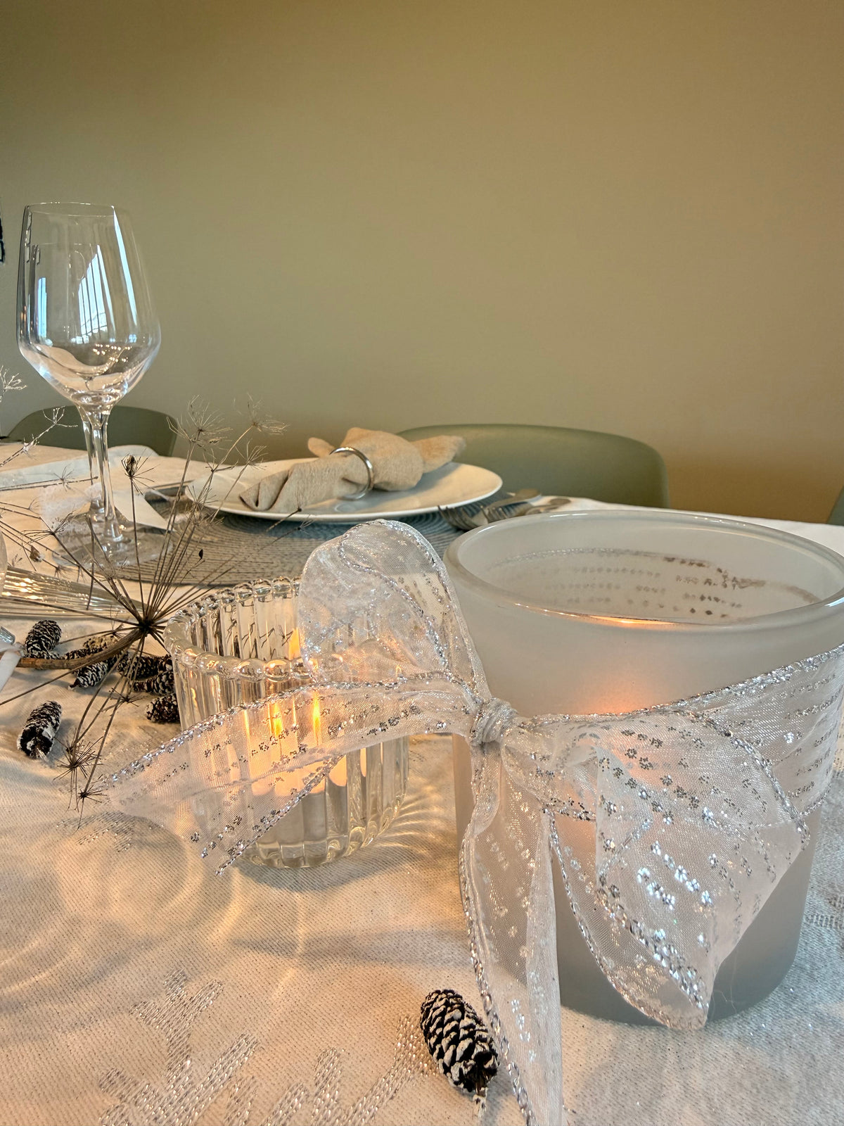 Kersttafelstyling winter wit zilver, tafelstyling voor kerst, kersttafel