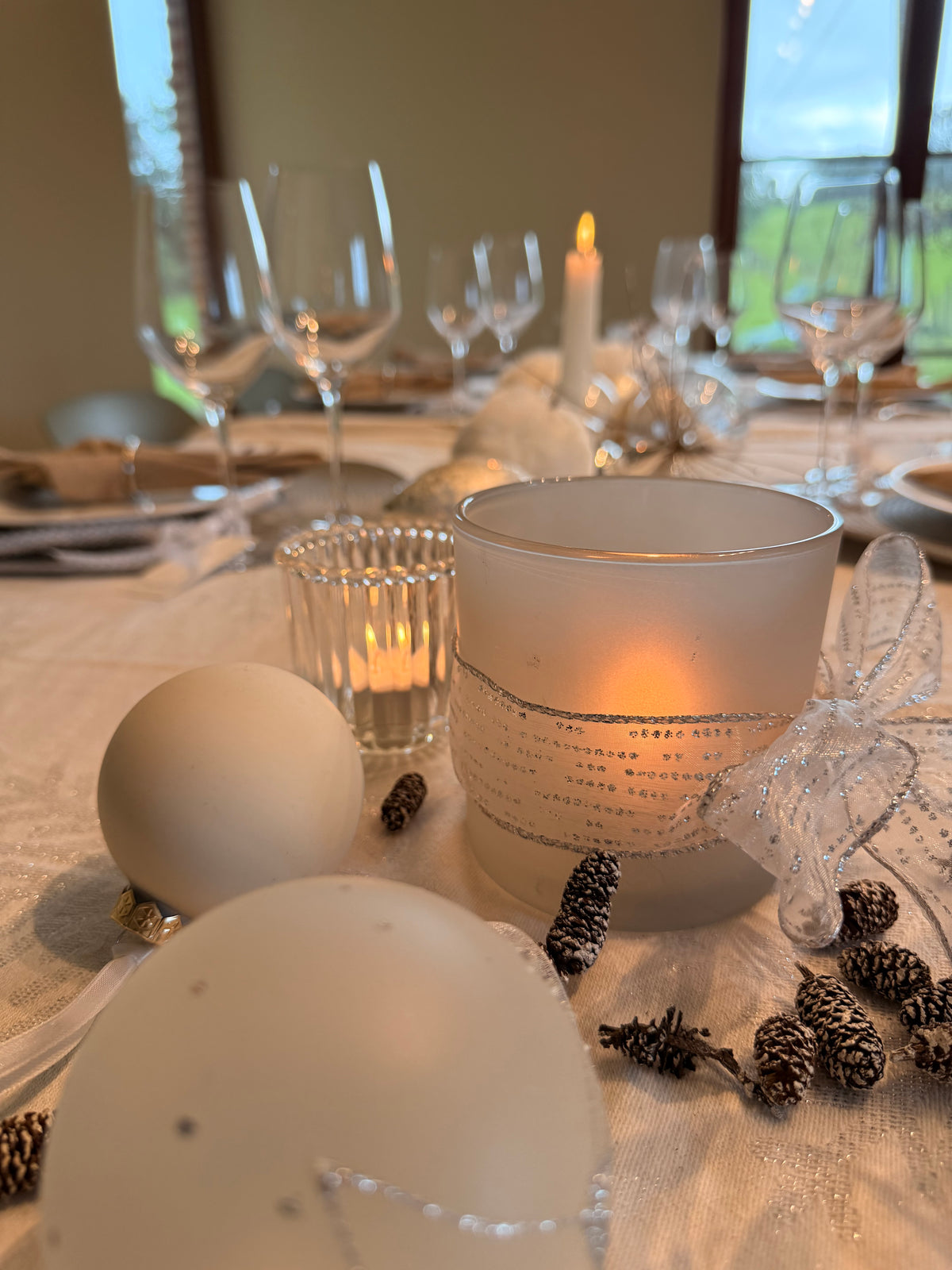 Kersttafelstyling winter wit zilver, tafelstyling voor kerst, kersttafel
